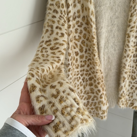 Beautiful Cardigan Goldfish Tan leopard print on cream angora. Size Large - Picture 6 of 7